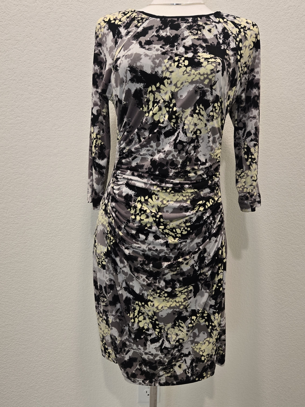 Jennifer Lopez Women’s Floral Abstract Ruched Sheath Dress in Yellow and Gray